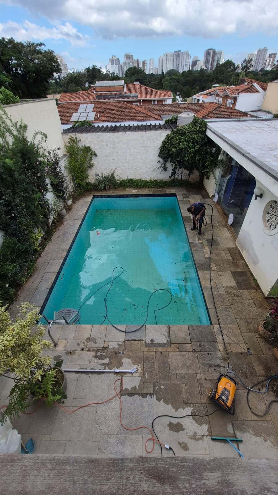 Deck e borda de piscina desgastados antes do tratamento