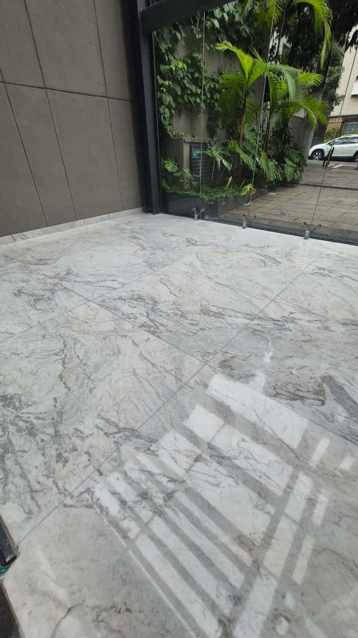Piso de mármore da entrada corporativa espelhado depois do polimento