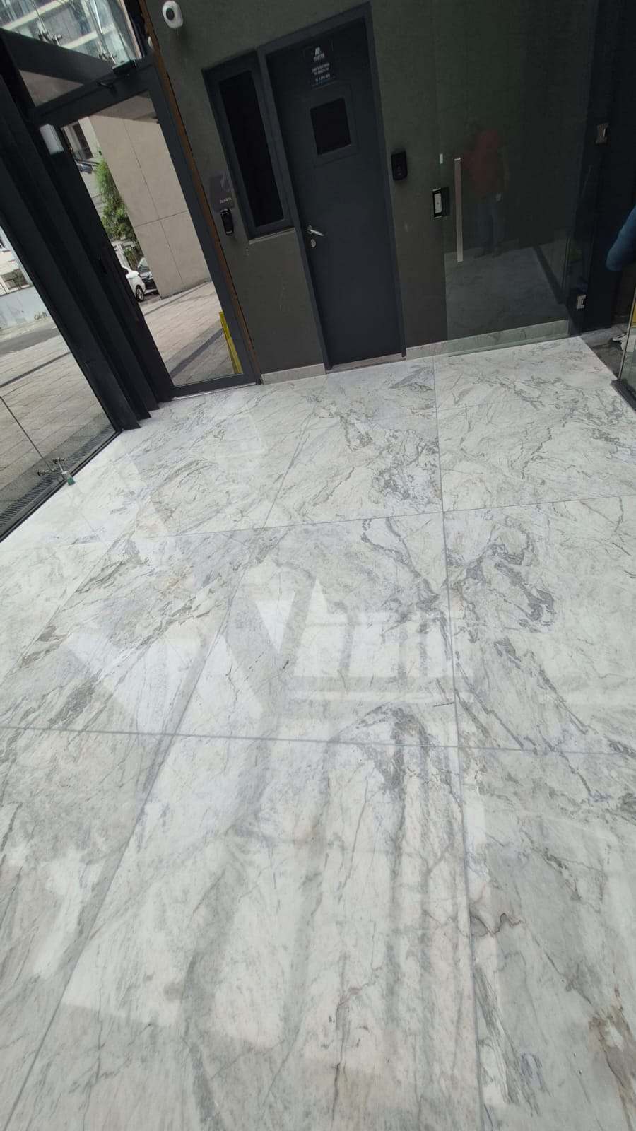 Entrada corporativa com piso de mármore polido e espelhado