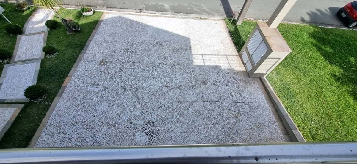 Piso de pedra portuguesa sujo antes da limpeza