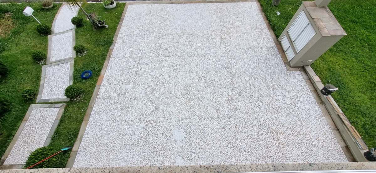 Piso de pedra portuguesa limpo e claro depois