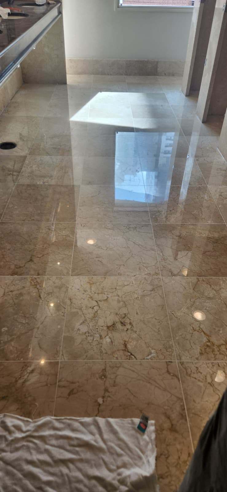 Mármore corporativo restaurado com reflexo nítido e juntas tratadas