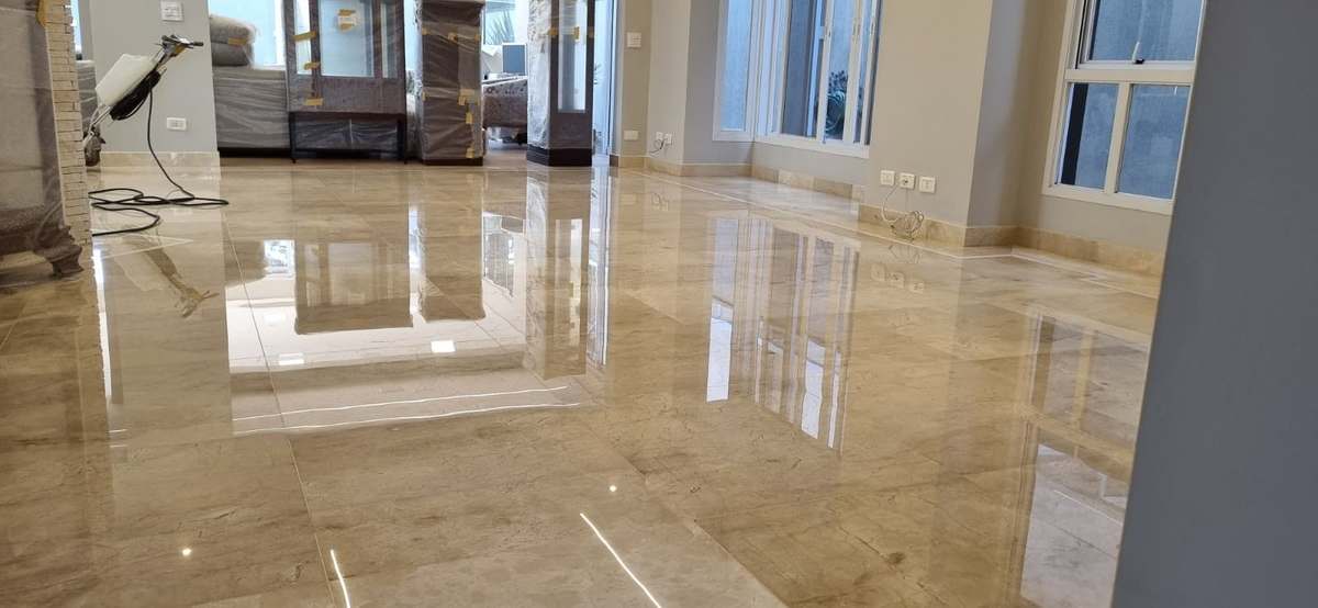 Mármore polido com brilho de espelho refletindo as janelas da sala