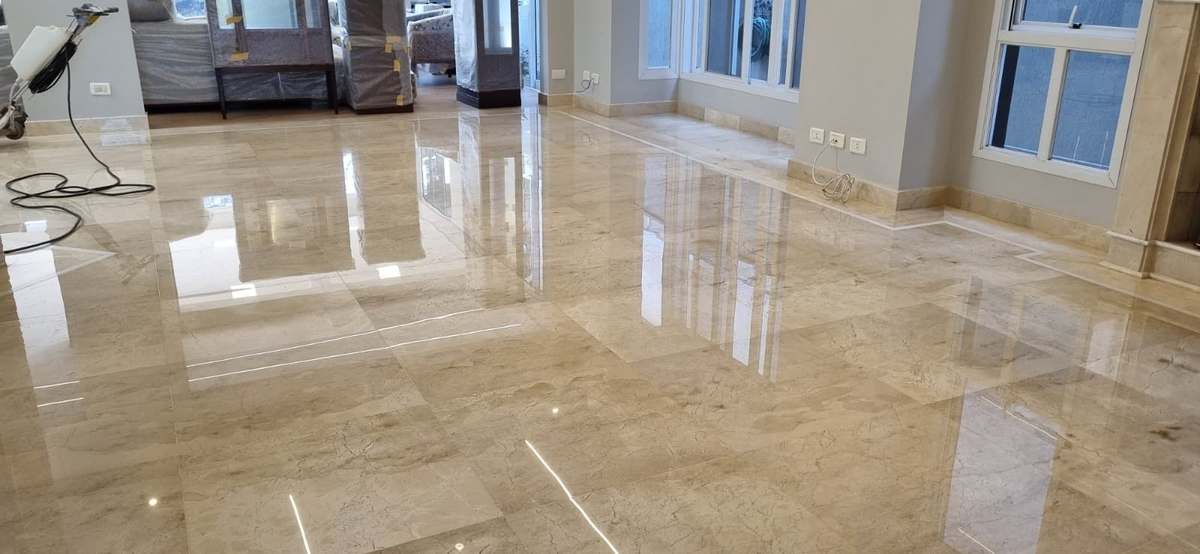 Piso de mármore residencial com acabamento espelhado uniforme