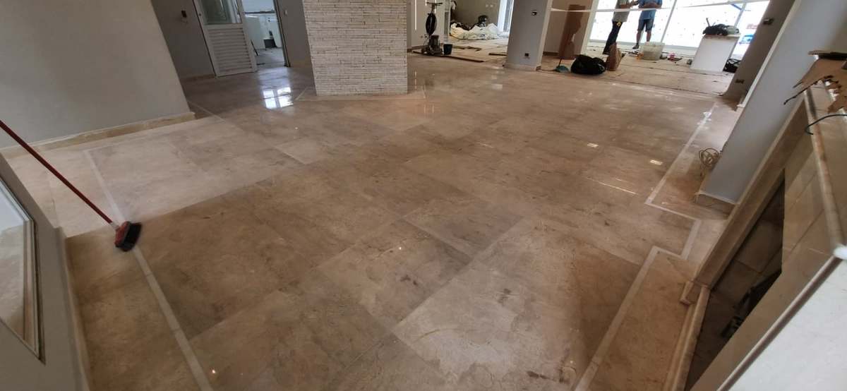 Grande área social com piso de mármore restaurado e brilhante