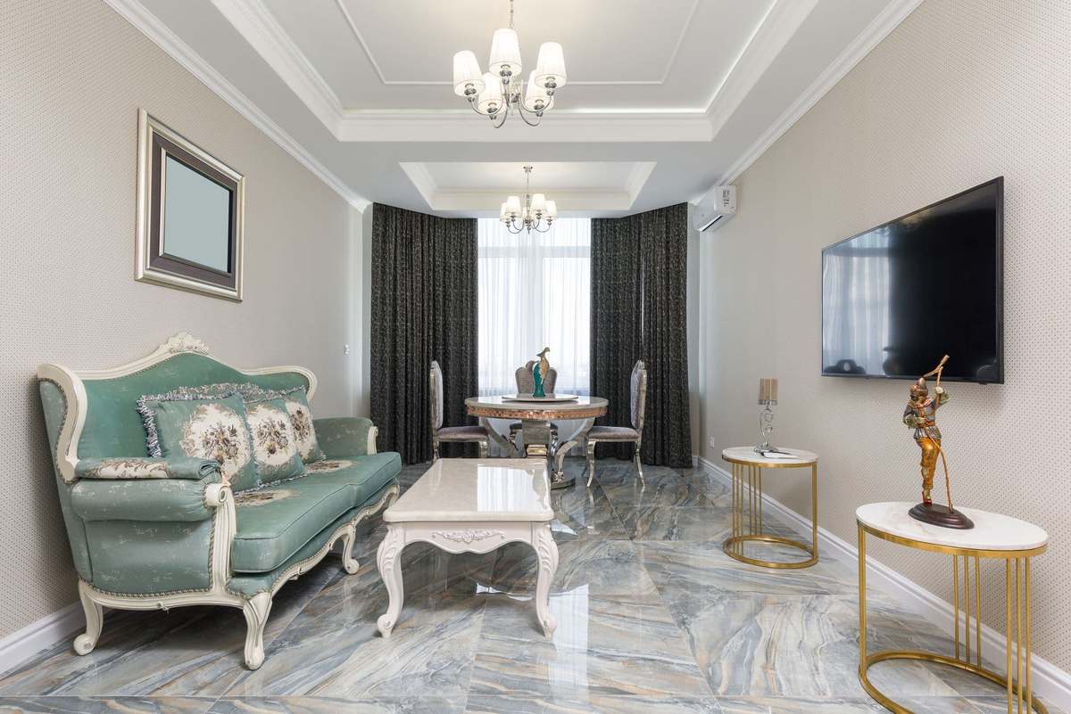 Sala de estar com piso de mármore polido e reflexo nítido