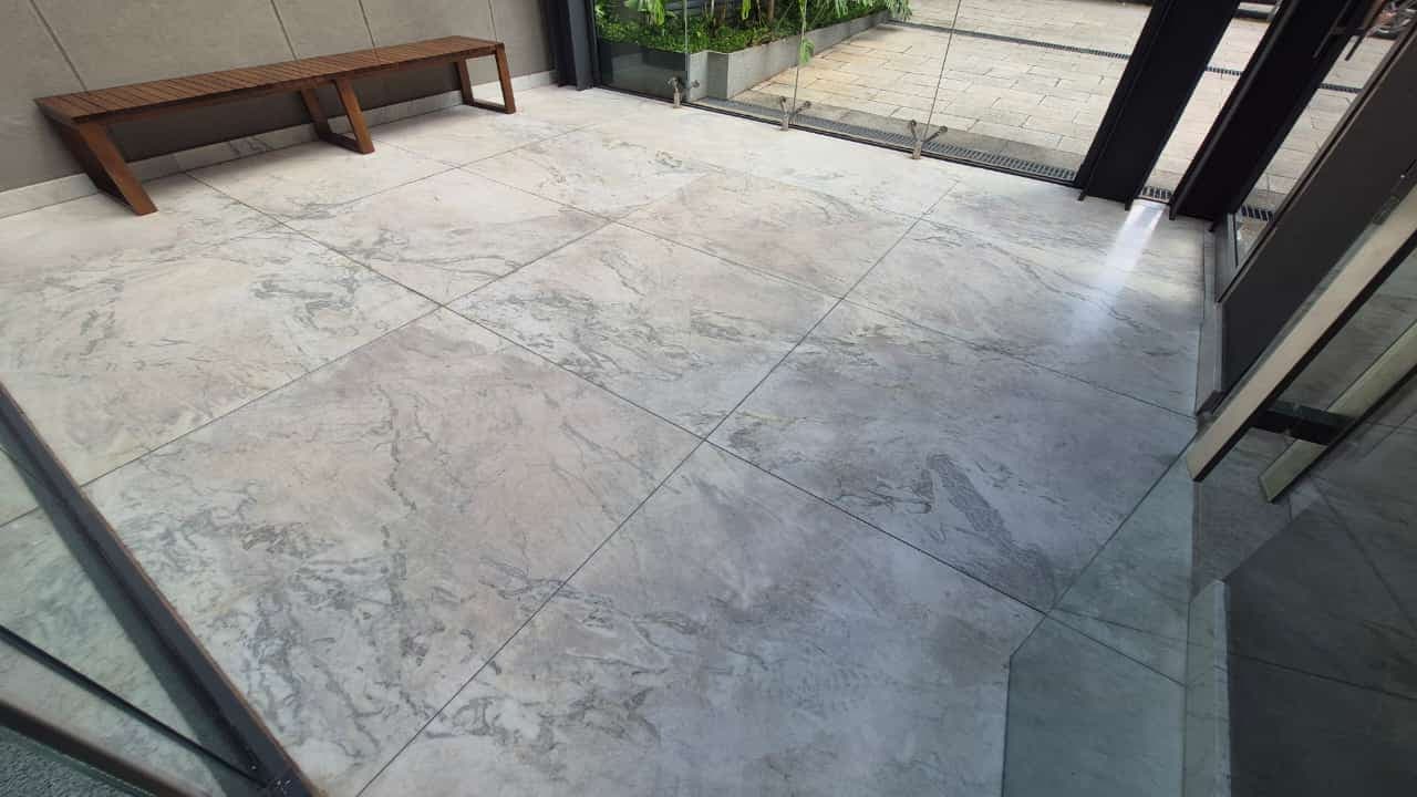 Piso de mármore da entrada corporativa opaco antes do polimento