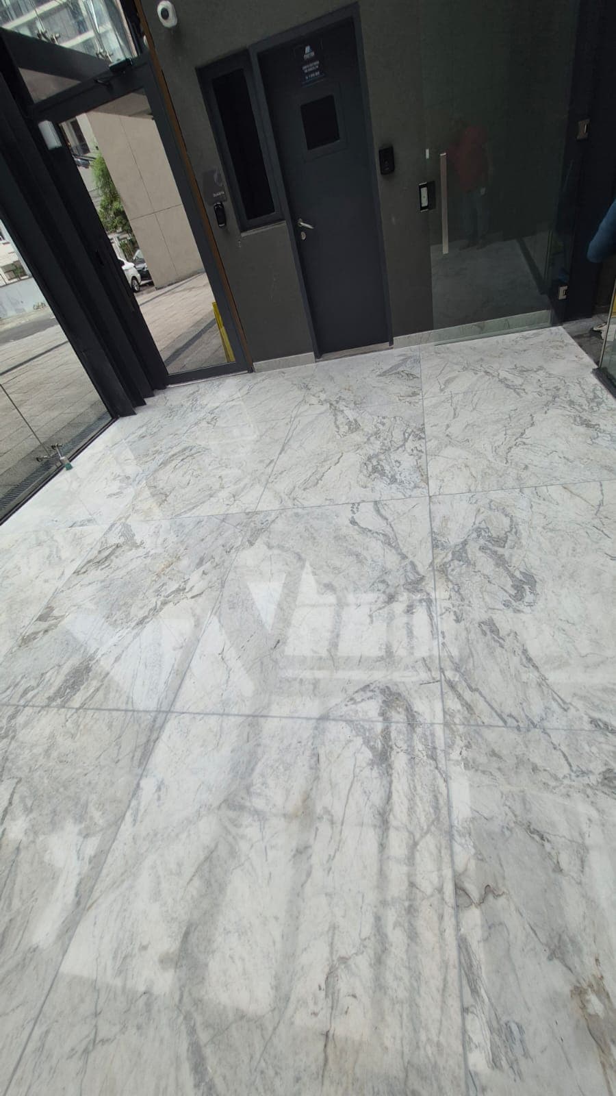 Entrada corporativa com piso de mármore polido e espelhado