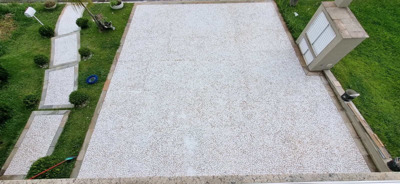 Piso de pedra portuguesa limpo e claro depois
